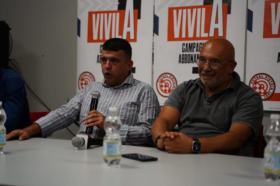 Un momento della conferenza stampa al PalaCarrara con, a destra, il presidente del Futsal Pistoia Alessandro Vannucchi e il responsabile marketing