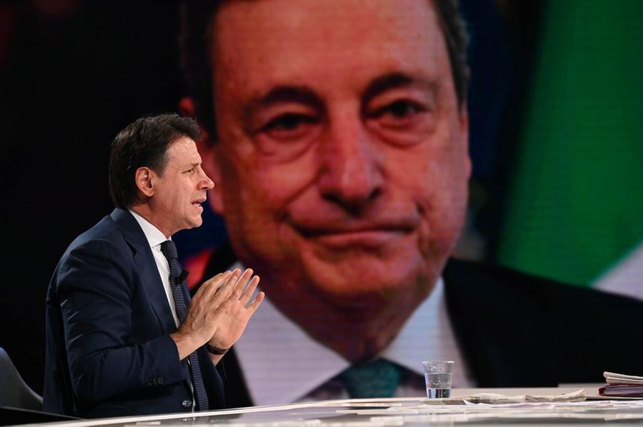 
	L'ex premier Giuseppe Conte discute, il premier Mario Draghi ascolta

