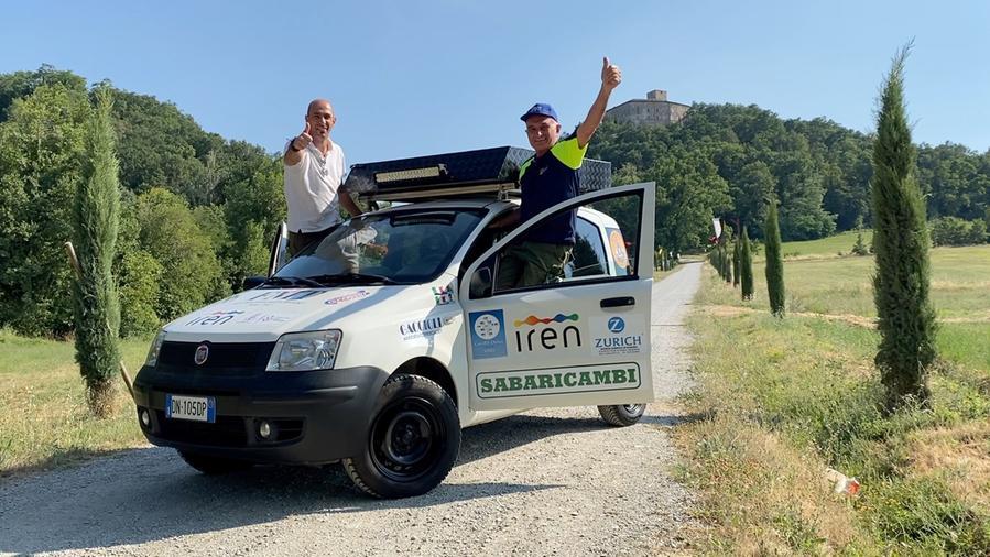 Paolo Carpi ed Enrico Dessì con la Panda di oltre 10 anni 4x4 donata da Iren con cui partecipano al rally