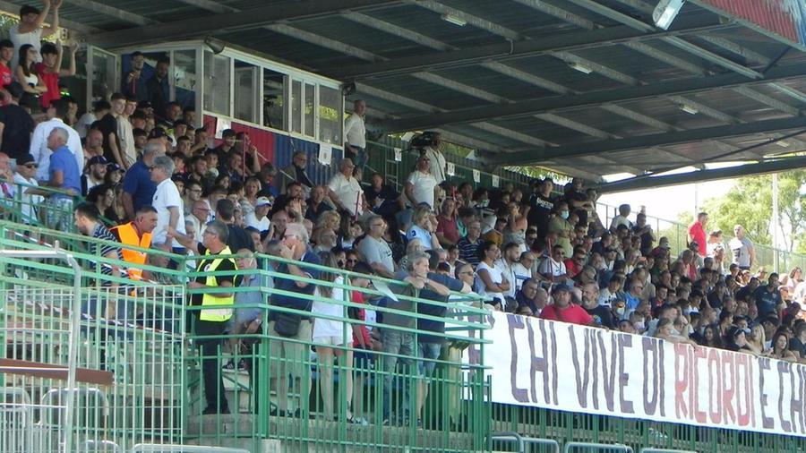 La tribuna del Pomezia in occasione dello spareggio playoff di Eccellenza con il Livorno 