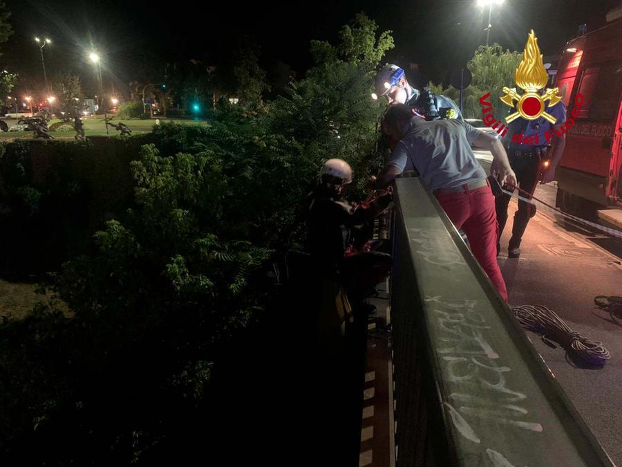
	Personale dei vigili del fuoco impegnato nella sera di mercoled&igrave; 13 luglio per recuperare il cadavere in Arno&nbsp;

