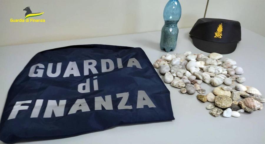 Un chilo e 600 grammi di ciottoli in valigia, turista fermato a Olbia