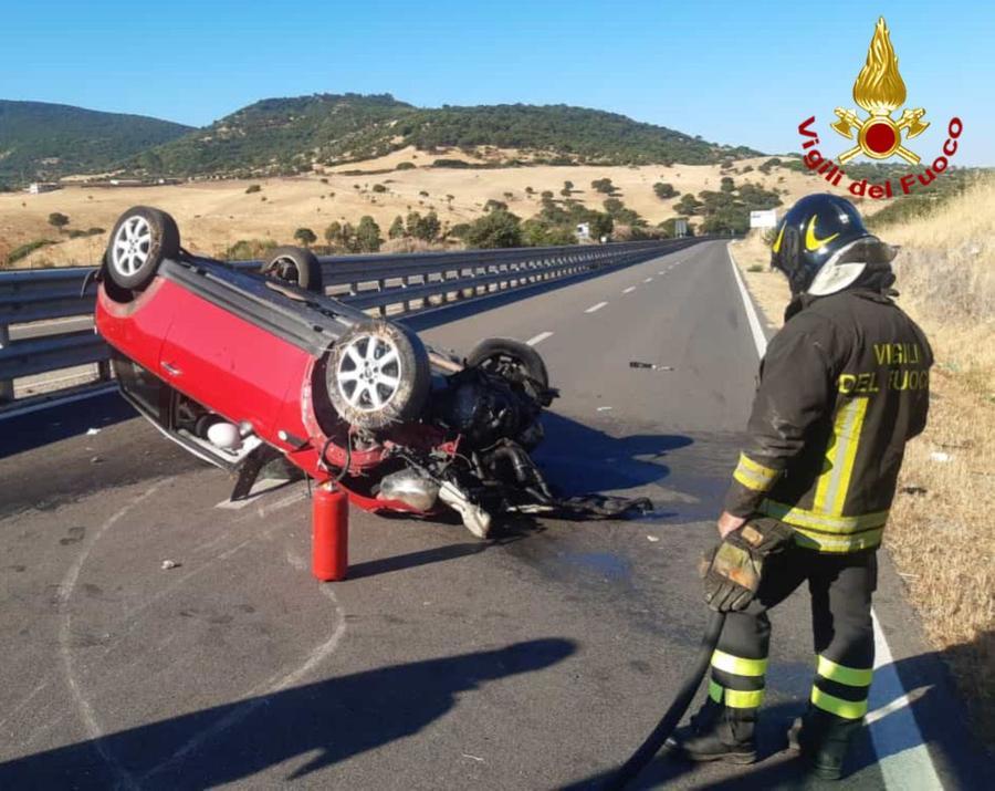 
	La vettura rovesciata sulla 131 dcn

