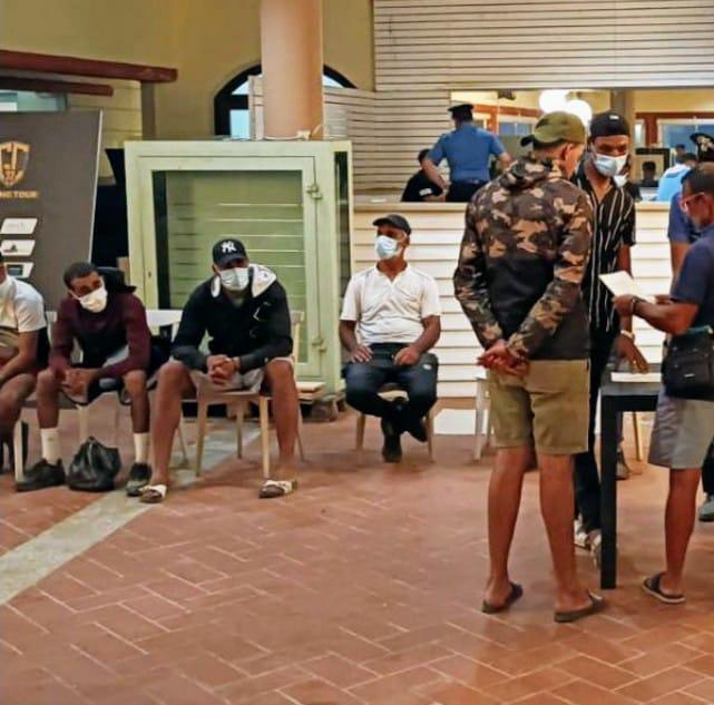 
	I migranti nella sala portuale di Villasimius

