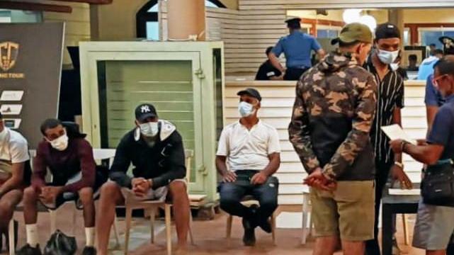 I migranti nella sala portuale di Villasimius