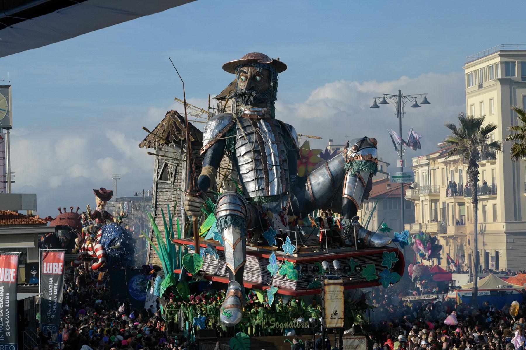 Carnevale di Viareggio 2023, c'è il primo atto della festa: ecco la consegna dei bozzetti 