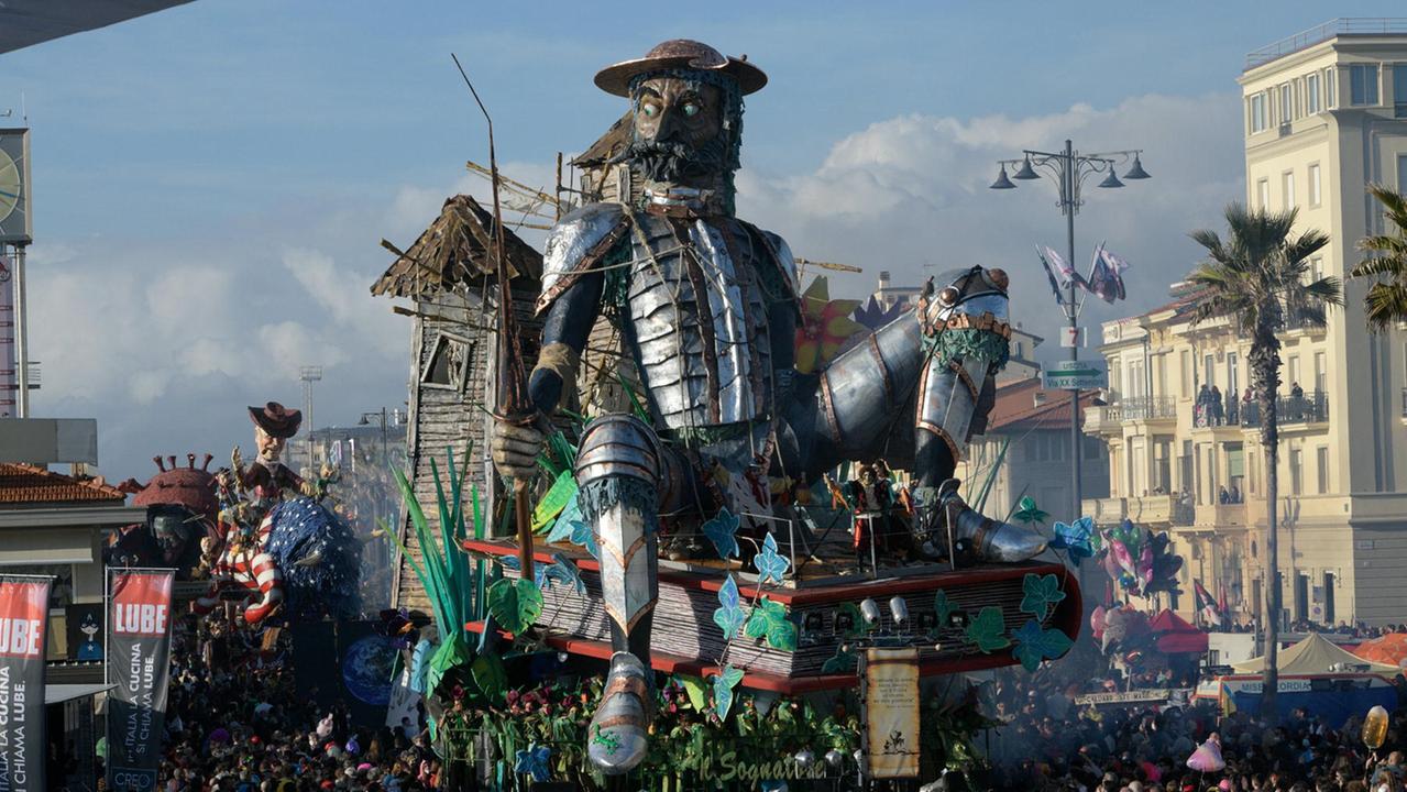 Carnevale di Viareggio 2023, c'è il primo atto della festa: ecco la consegna dei bozzetti
