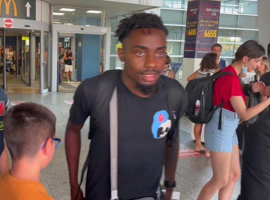 
	Antoine Makoumbou all'aeroporto di Cagliari (foto Mario Rosas)

