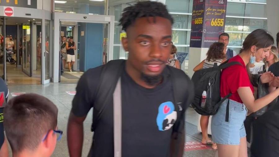 Antoine Makoumbou all'aeroporto di Cagliari (foto Mario Rosas)