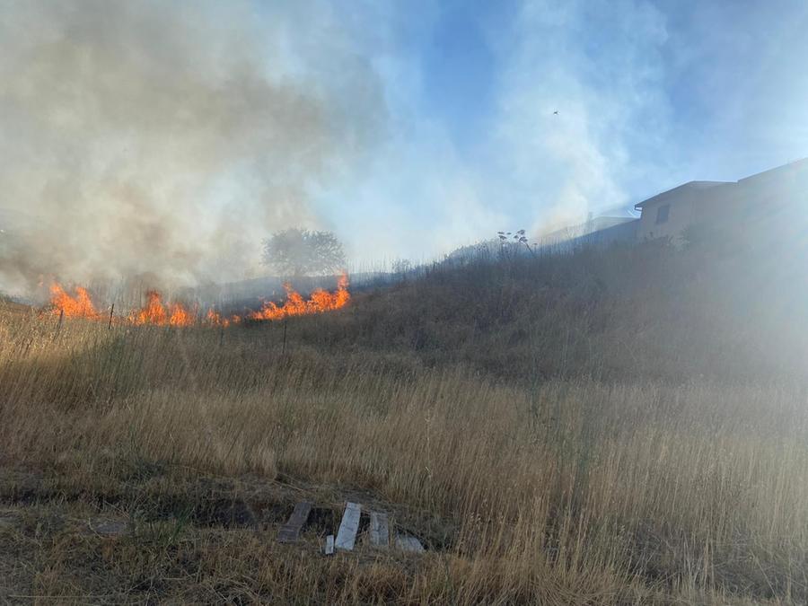 Paura ad Ardara: il fuoco minaccia il paese, anche la popolazione si mobilita