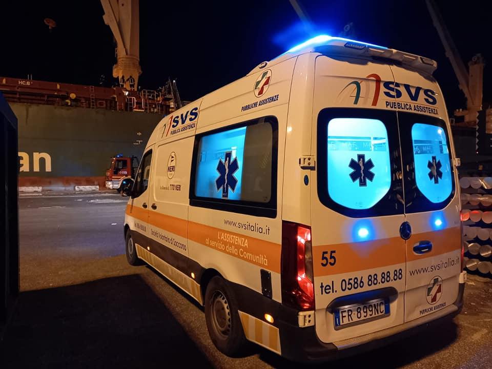 Un'ambulanza della Svs in porto a Livorno (foto d'archivio)