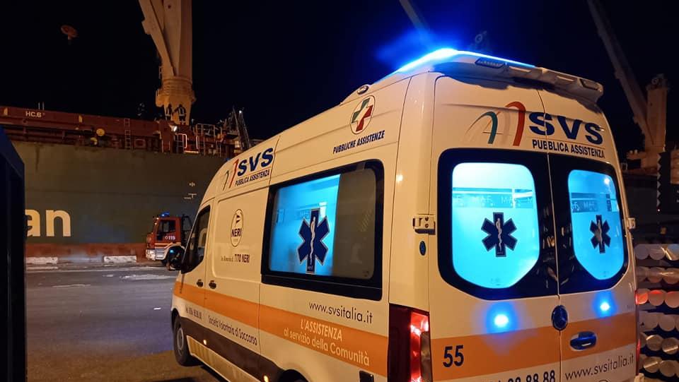 Un'ambulanza della Svs in porto a Livorno (foto d'archivio)