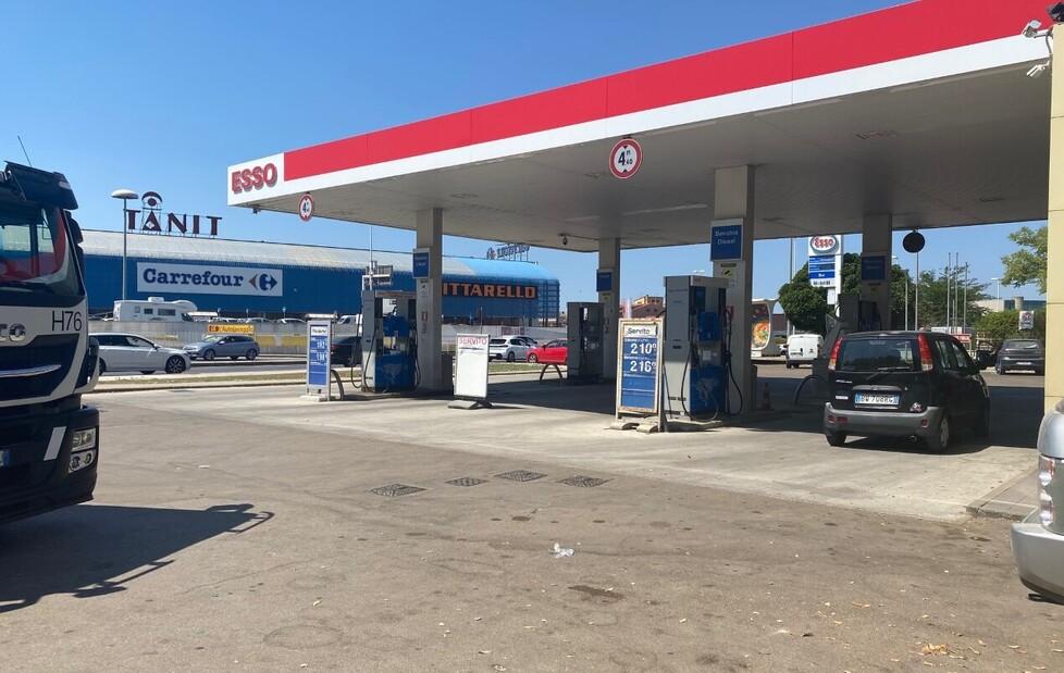 Sassari, il benzinaio: «Ho trattato con le prostitute per poter liberare il piazzale»