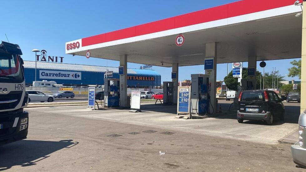 Sassari, il benzinaio: «Ho trattato con le prostitute per poter liberare il piazzale»