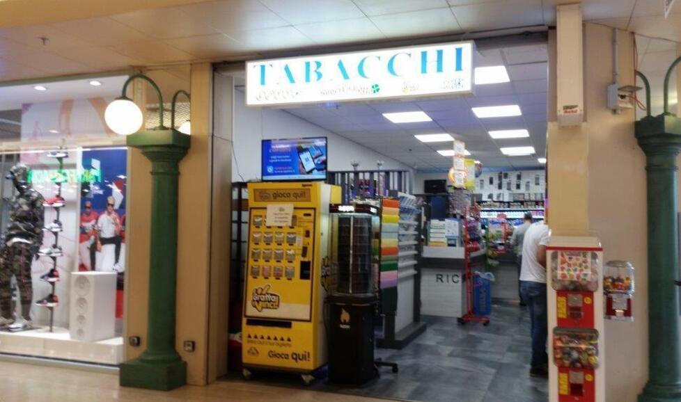 Olbia, mamma e figlia commesse infedeli patteggiano per i furti nella tabaccheria