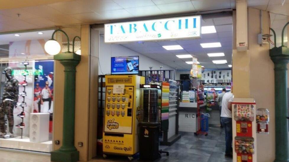 Olbia, mamma e figlia commesse infedeli patteggiano per i furti nella tabaccheria