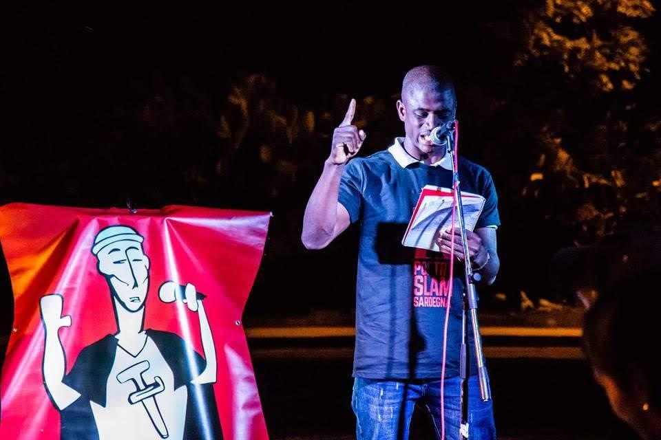 Bourama mentre legge Platone a una Poetry Slam