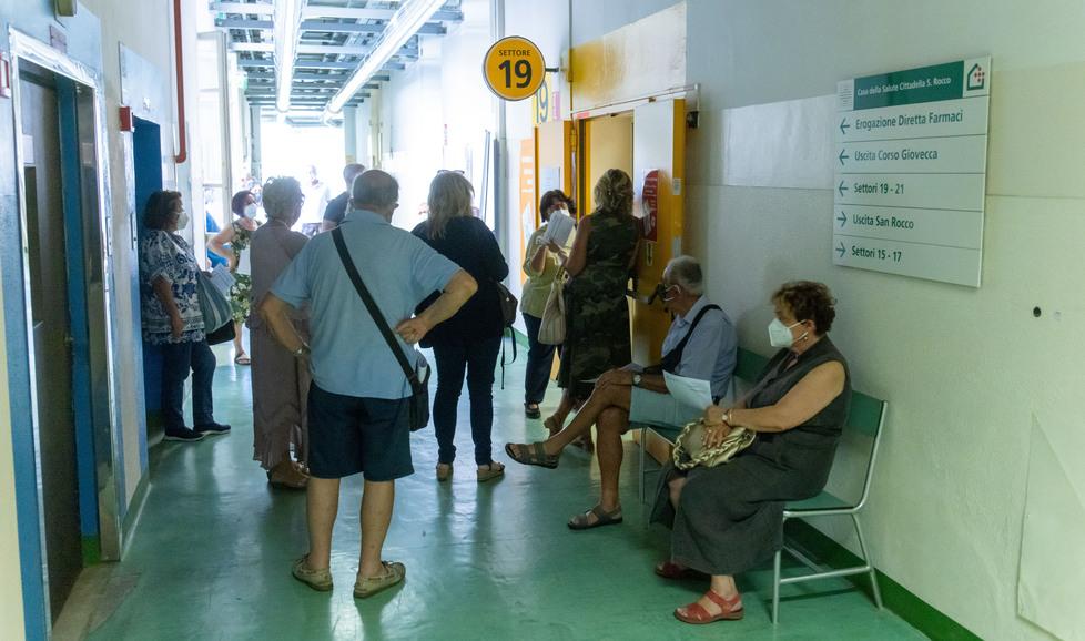 Quarta dose, a Ferrara corsa al vaccino. E i posti vanno subito esauriti 