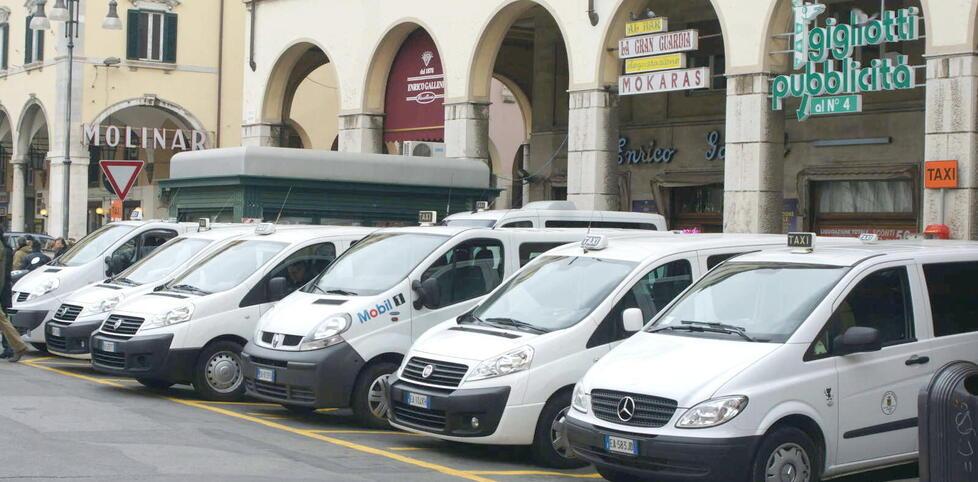 I taxi parcheggiati in piazza Grande: previsti sconti del 50% sulle tariffe