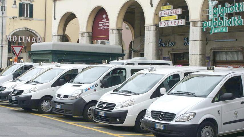 I taxi parcheggiati in piazza Grande: previsti sconti del 50% sulle tariffe