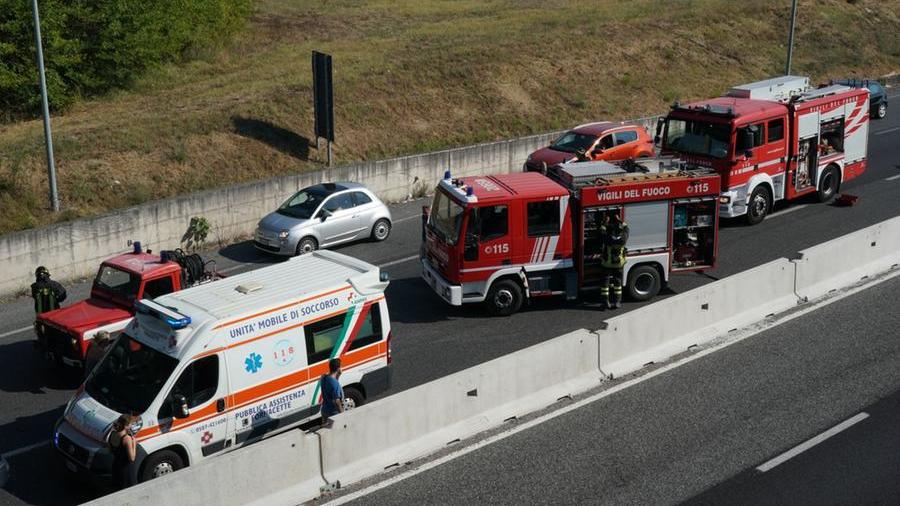 I soccorsi sul luogo del tamponamento (foto Franco Silvi)