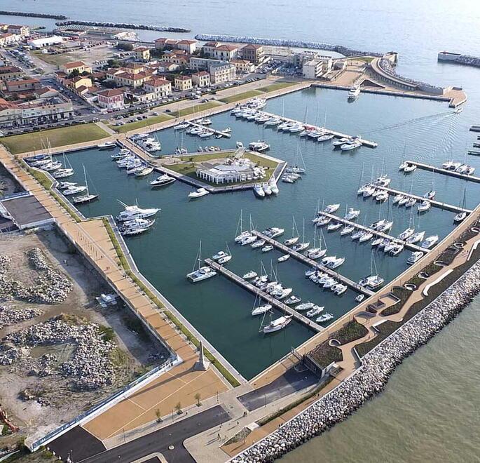 Una veduta area del porto di Marina di Pisa dove i ladri sono entrati in azione portando via gli oggetti di valore da uno degli yacht di lusso ormeggiati: all’interno gli ospiti, due famiglie straniere, che stavano dormendo (immagine d’archivio)