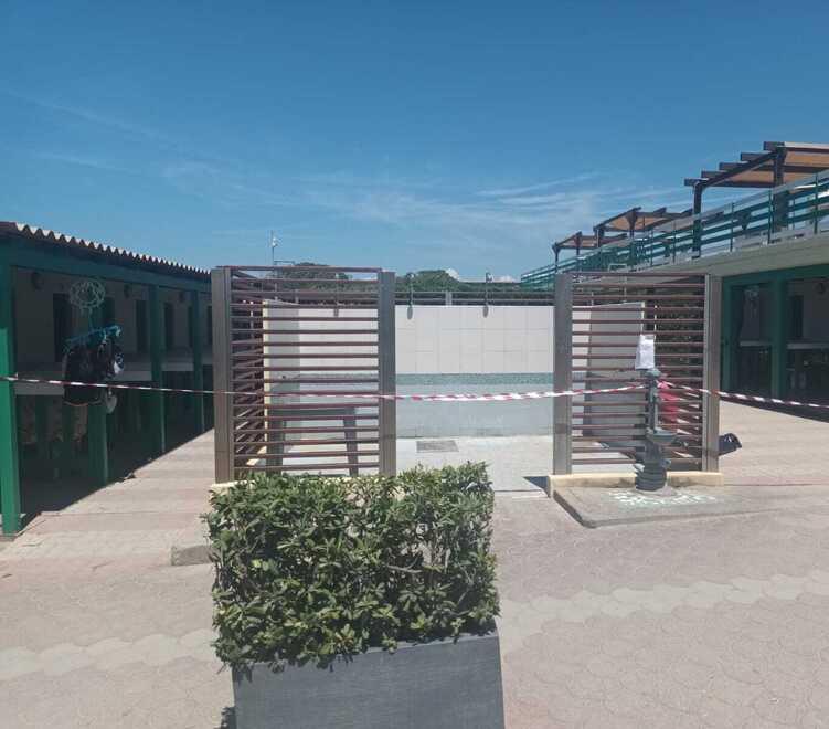 Nella foto l’intervento di temporanea interdizione delle aree dello stabilimento sulla base delle disposizioni di Asl e Comune