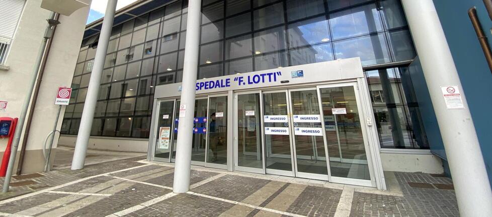 L’ingresso dell’ospedale Lotti di Pontedera dove si registrano difficoltà dovute alla carenza di personale medico in alcuni reparti