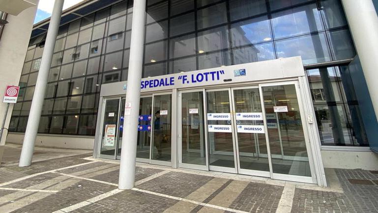 L’ingresso dell’ospedale Lotti di Pontedera dove si registrano difficoltà dovute alla carenza di personale medico in alcuni reparti