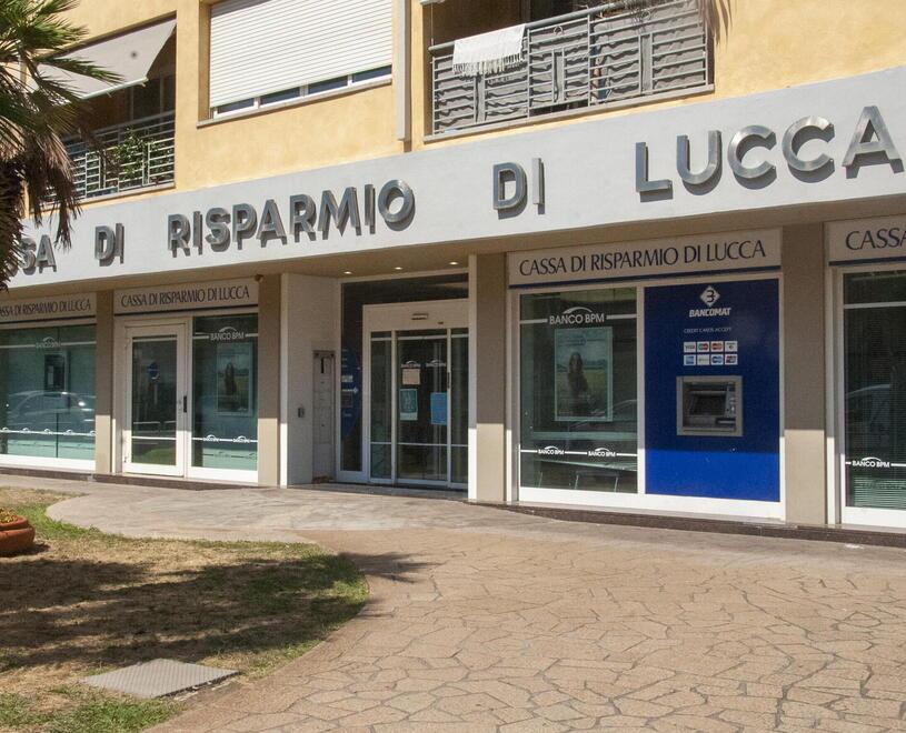 Rapinano la banca Bpm a Lido di Camaiore armati solo di mascherina: caccia a quattro banditi 