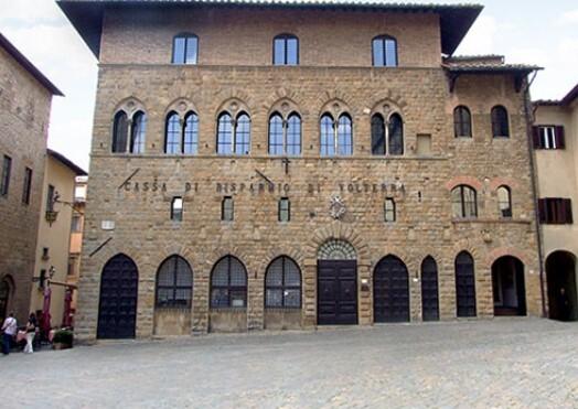 La sede della Cassa di risparmio di Volterra in piazza dei Priori