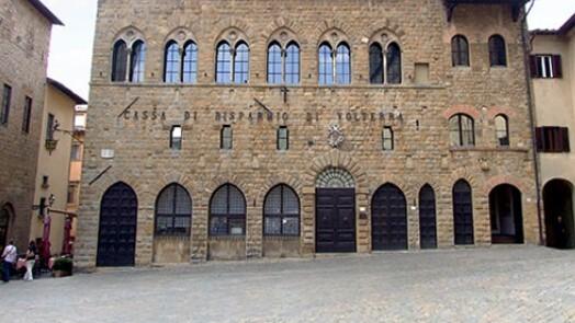 La sede della Cassa di risparmio di Volterra in piazza dei Priori