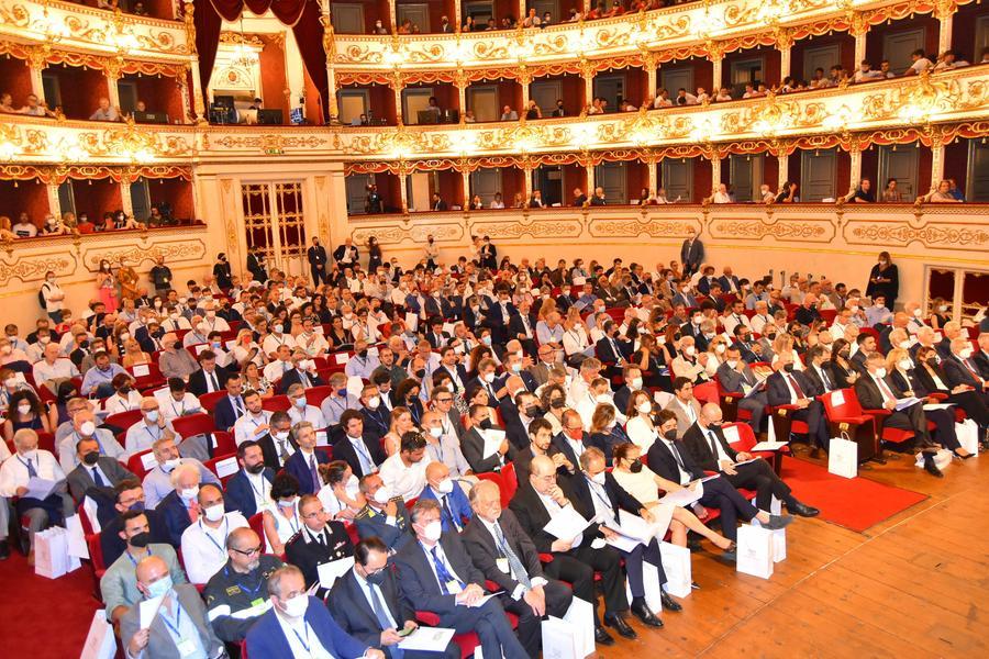 
	Il teatro Valli ha ospitato il passaggio di consegne tra Fabio Storchi e Roberta Anceschi prima donna a guidare Unindustria nella citt&agrave; del Tricolore

