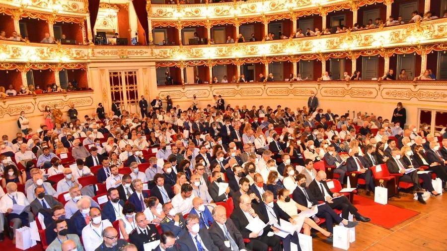 Il teatro Valli ha ospitato il passaggio di consegne tra Fabio Storchi e Roberta Anceschi prima donna a guidare Unindustria nella città del Tricolore