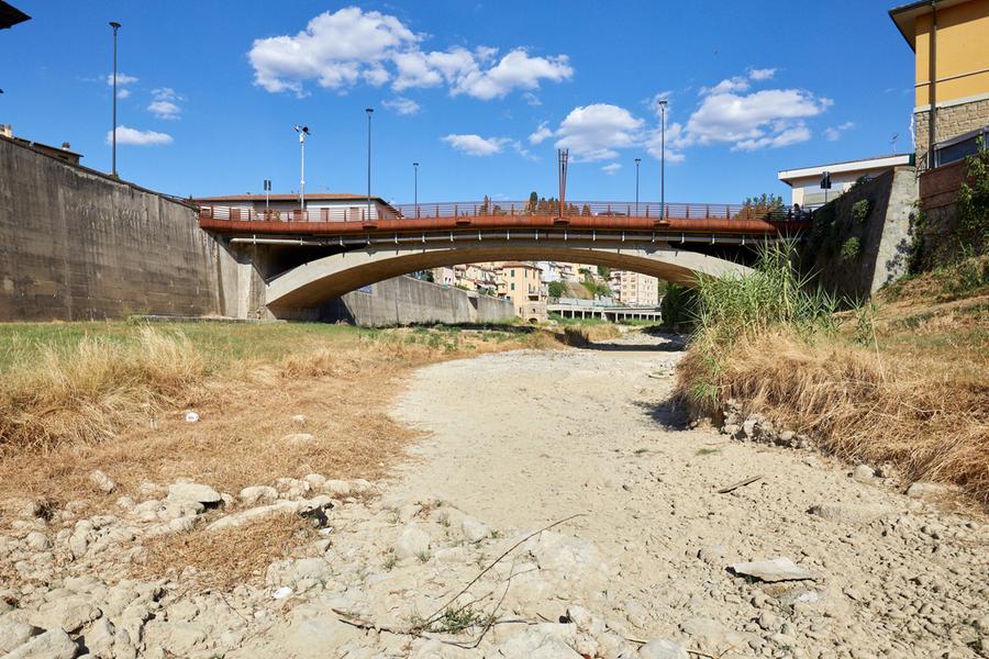
	Nella foto di Juri Autovino, il Pesa, torrente che attraversa il territorio comunale di Montelupo Fiorentino, quasi del tutto privo d&rsquo;acqua e trasformato in una strada: sul letto, ora, ci sono solo erbacce, radici secche, sassi e anche rifiuti

