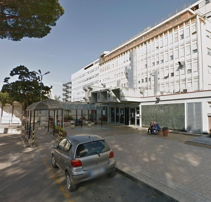 L’ingresso dell’ospedale Misericordia, dove sono stati prima portati al pronto soccorso e poi ricoverati Alessandra Fabbri, Cristina Pecchioli e Andrea Marzocchi, i tre ciclisti soccorsi giovedì da automedica e ambulanze. Il quarto, Tommaso De Nunzio, è invece a Careggi