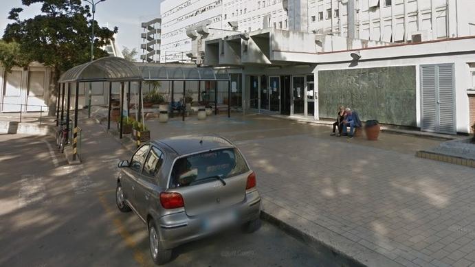 L’ingresso dell’ospedale Misericordia, dove sono stati prima portati al pronto soccorso e poi ricoverati Alessandra Fabbri, Cristina Pecchioli e Andrea Marzocchi, i tre ciclisti soccorsi giovedì da automedica e ambulanze. Il quarto, Tommaso De Nunzio, è invece a Careggi