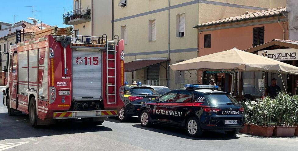 Forze dell’ordine e soccorritori di fronte al bar Senzuno (foto Giorgio)