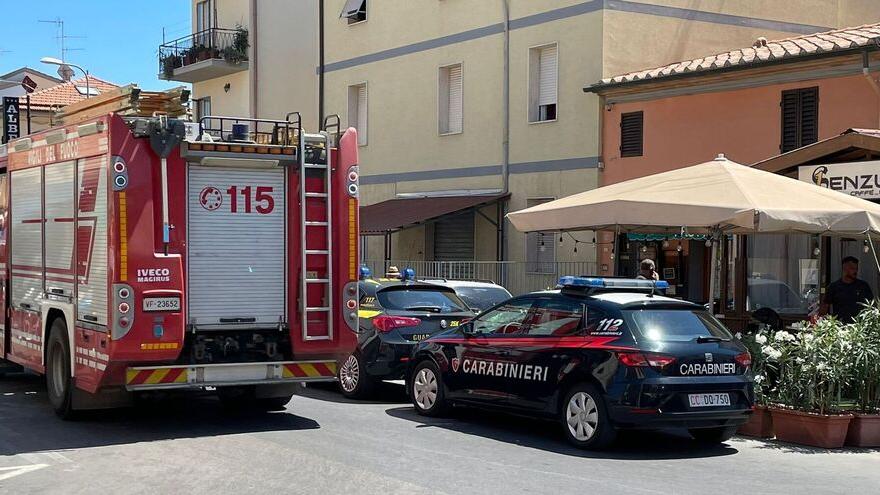 Forze dell’ordine e soccorritori di fronte al bar Senzuno (foto Giorgio)