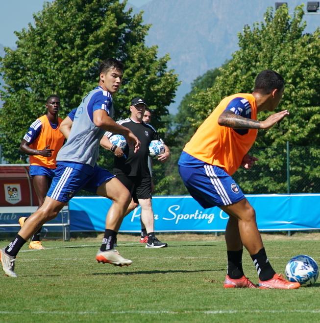 I giocatori nerazzurri  durante uno degli allenamenti consumati sul campo di Rovetta in vista dell’inizio della nuova stagione (foto ufficio stampa Pisa Sporting Club)