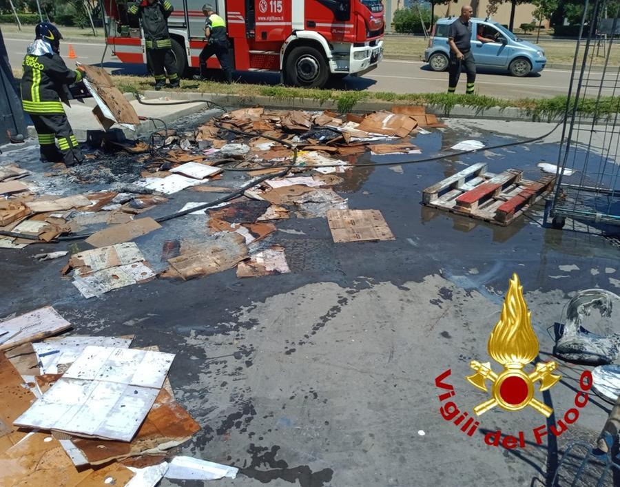 Olbia, fiamme nel magazzino di un ristorante a Poltu Quatu: traffico semi bloccato sulla 125