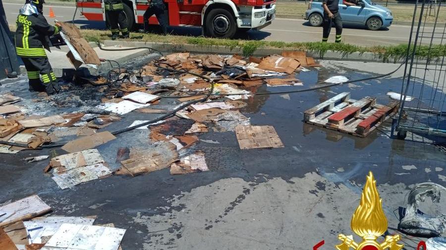 Olbia, fiamme nel magazzino di un ristorante a Poltu Quatu: traffico semi bloccato sulla 125