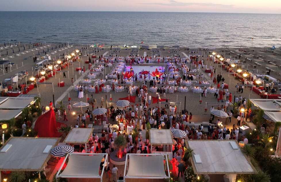 Forte dei Marmi, show sul mare in bianco e rosso: al Maitò una serata da Oscar 