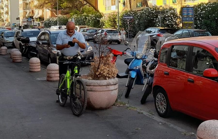 
	Un agente della polizia municipale mentre scatta una foto alla bicicletta della donna rimasta ferita


