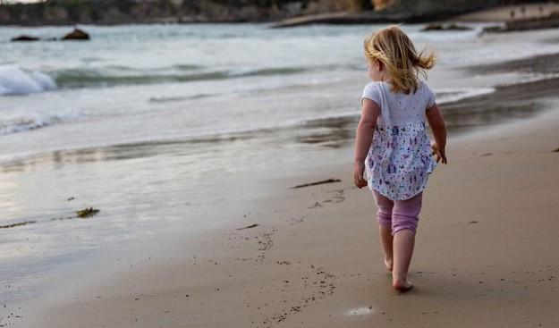 Vacanza al mare o in montagna con i bimbi.  Dal bagno al sole: i consigli dei pediatri