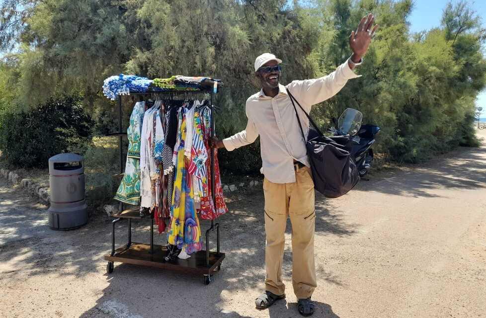 Mor Thioub (per gli amici Mamadou) il venditore ambulante senegalese di 60 anni ieri mattina, sabato, di fronte ai Bagni Lido multato per 1.200 euro