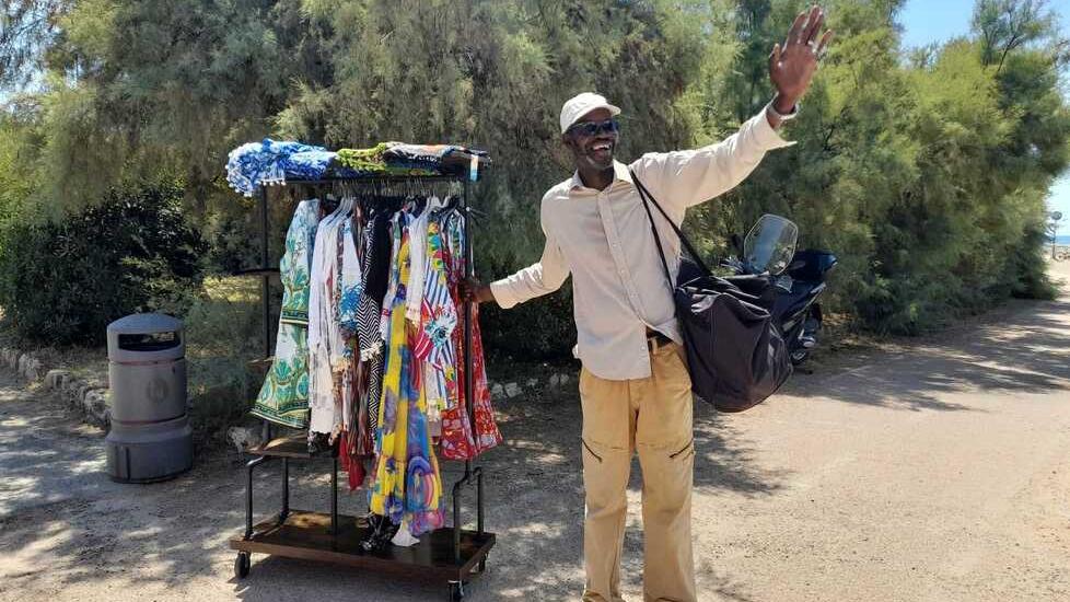 Mor Thioub (per gli amici Mamadou) il venditore ambulante senegalese di 60 anni ieri mattina, sabato, di fronte ai Bagni Lido multato per 1.200 euro