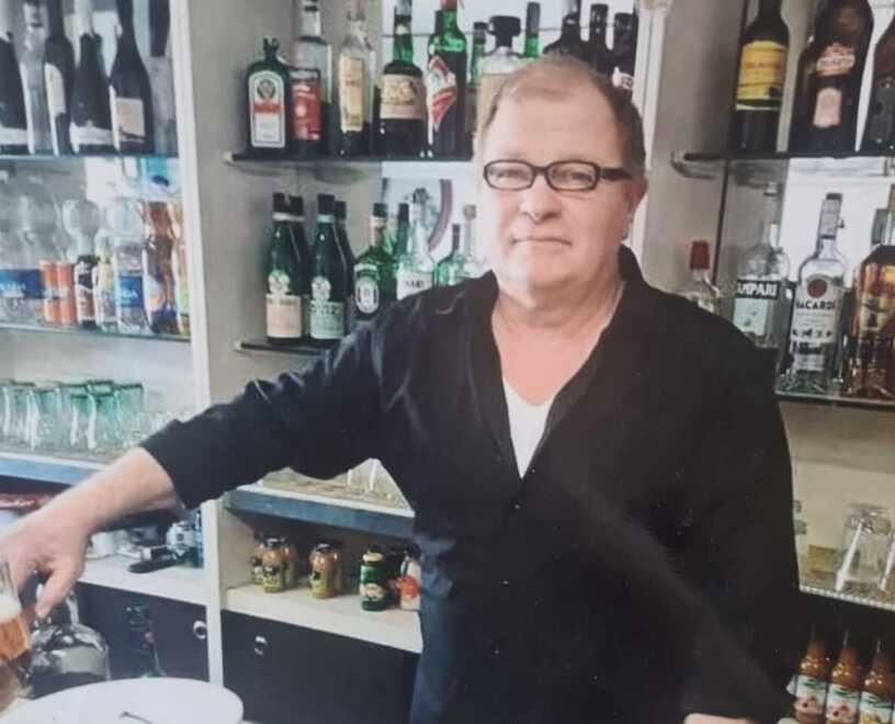 Umberto Carducci dietro al bancone che ha gestito per 24 anni