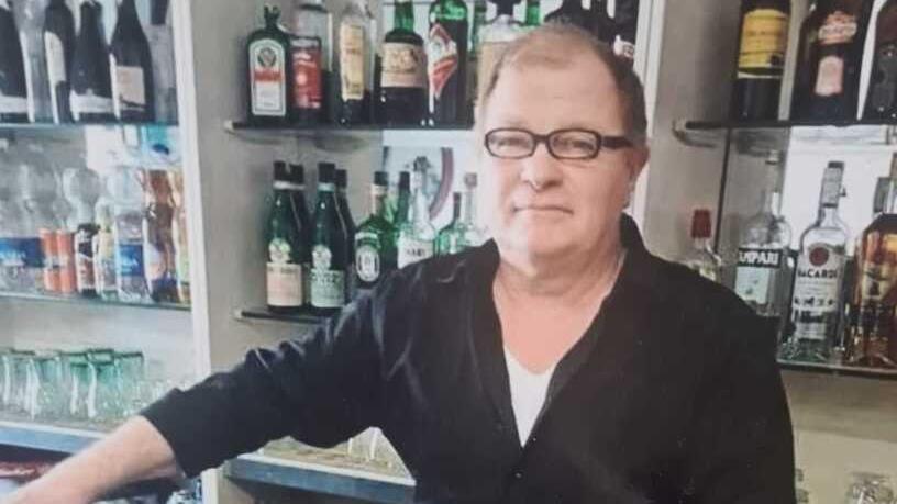 Umberto Carducci dietro al bancone che ha gestito per 24 anni