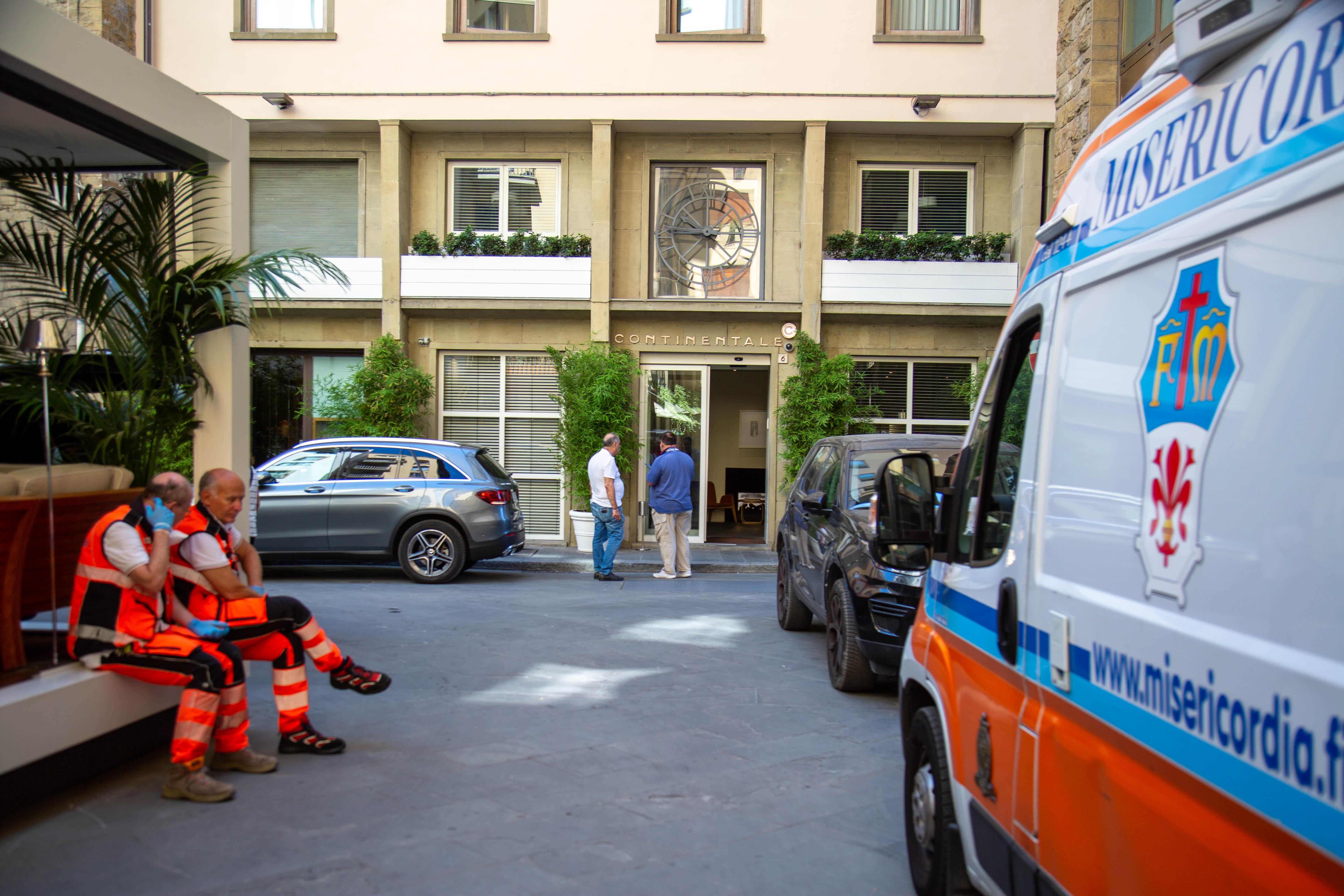 Una delle ambulanze intervenute all’hotel Continentale dove ieri, sabato, intorno alle 8 un turista è morto e la compagna è rimasta ferita